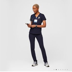 FIGS - Catarina One-Pocket Scrub Top - Navy